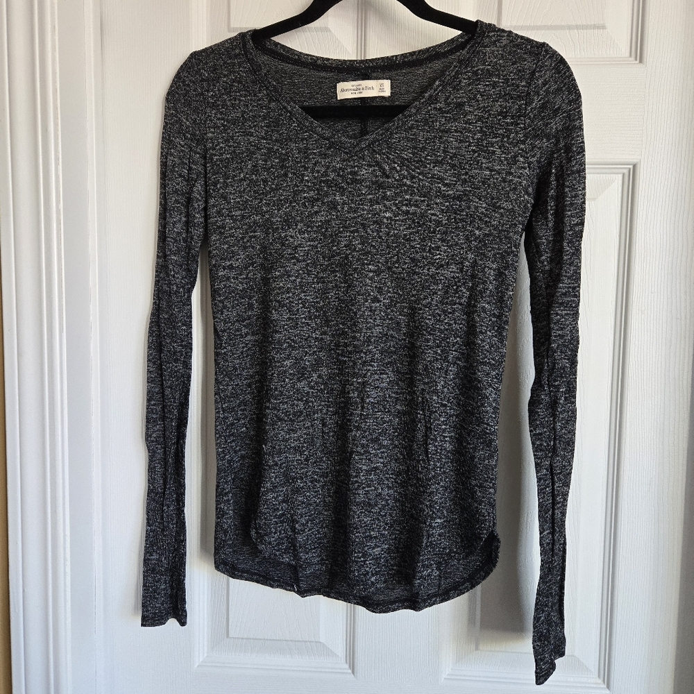 Abercrombie Gray Long Sleeve V-neck Knit Top In XS
